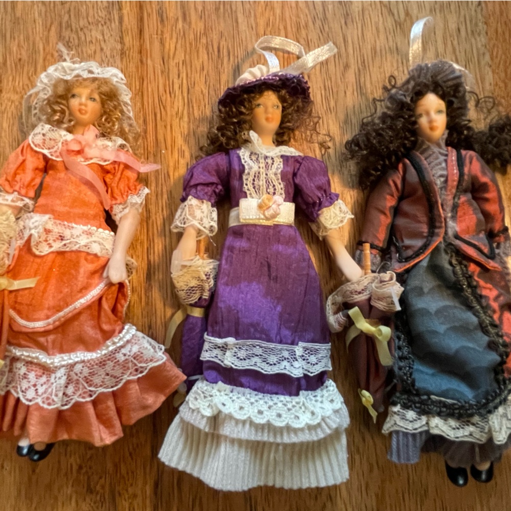 Set of 8 - Porcelin dolls- Victorian dressed